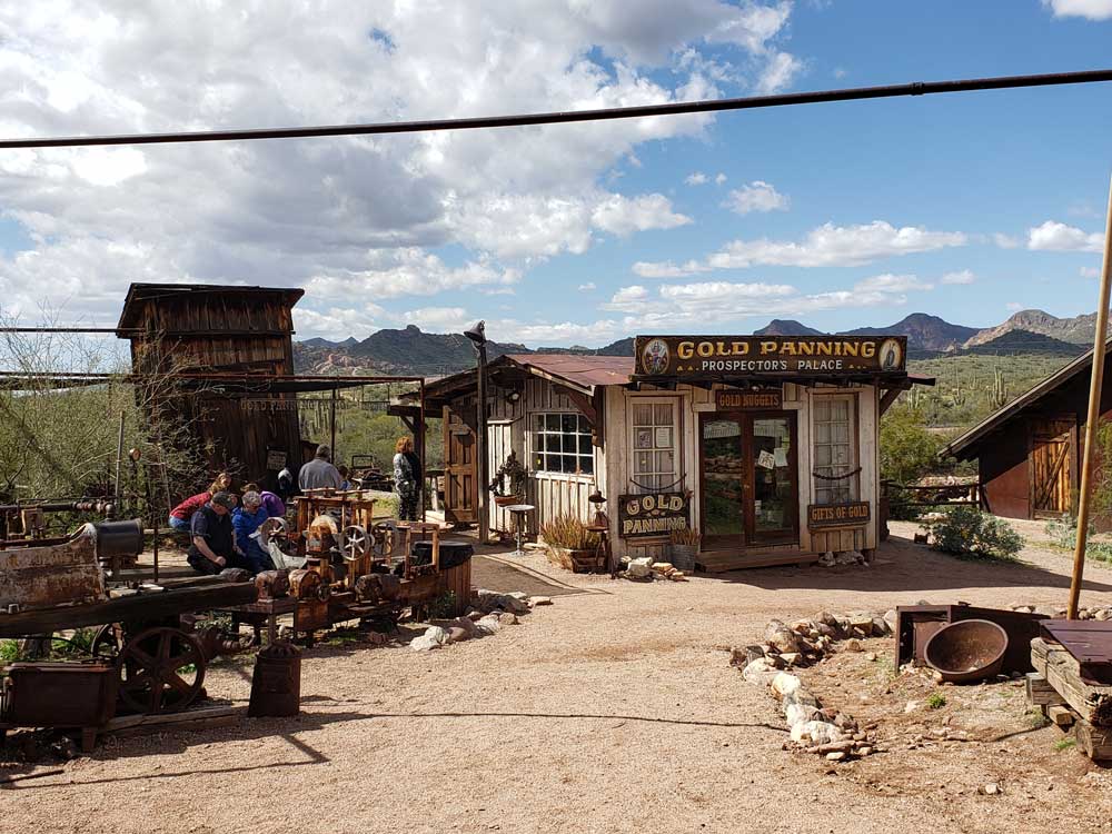 goldfield-ghost-town-gold-panning