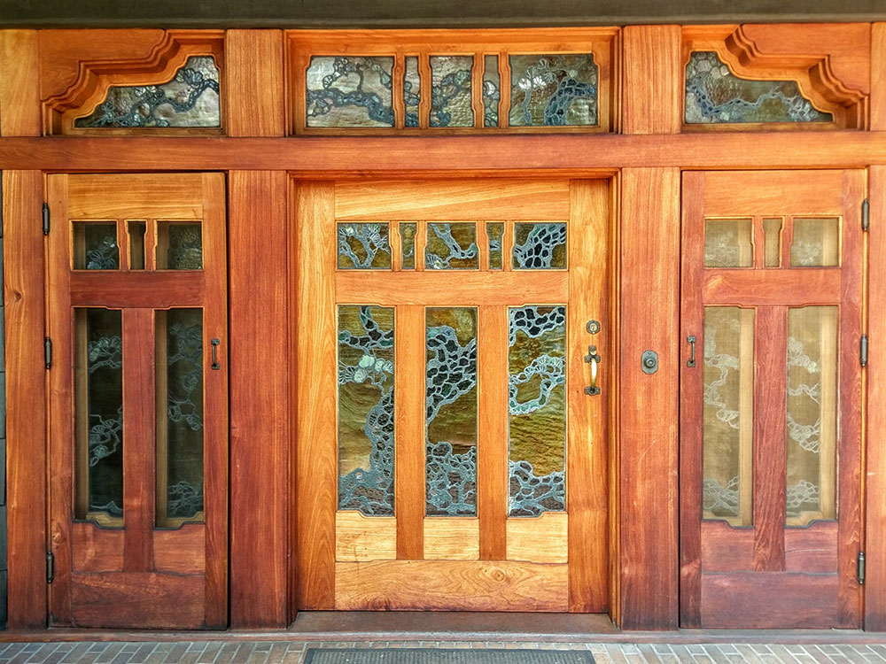 Side view of the Gamble House showing Craftsman architectural details, Pasadena