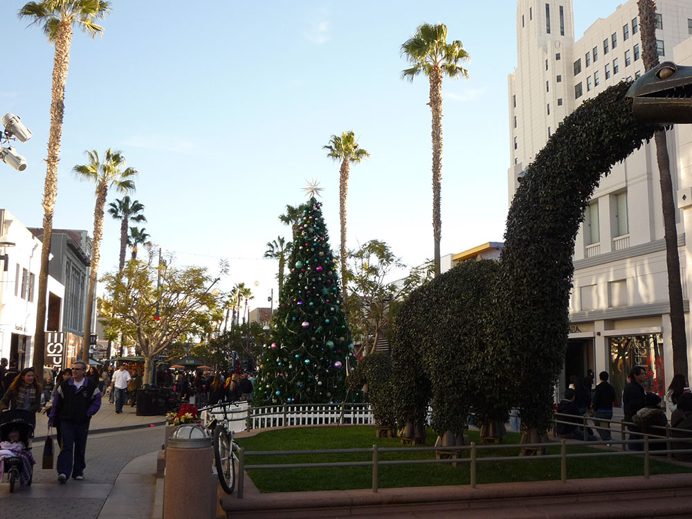 santa-monica-pier-stores