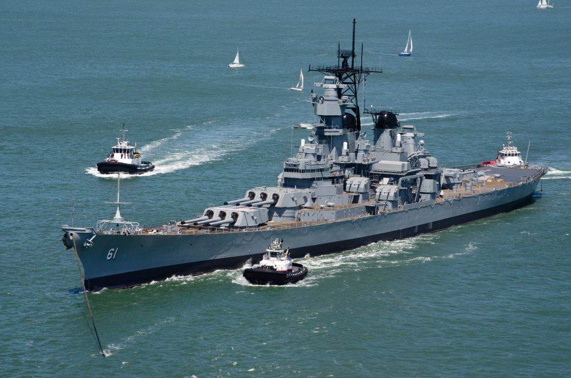 Course correction maneuver of USS Iowa (BB-61) battleship at sea