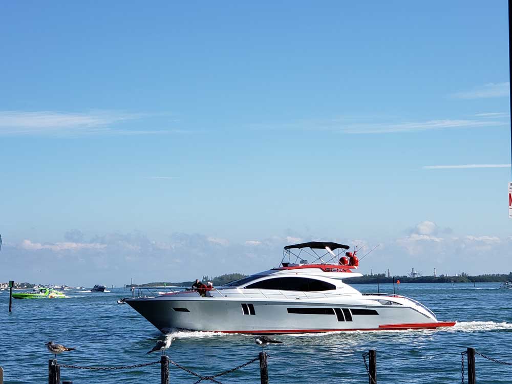 bayside-marketplace-yacht