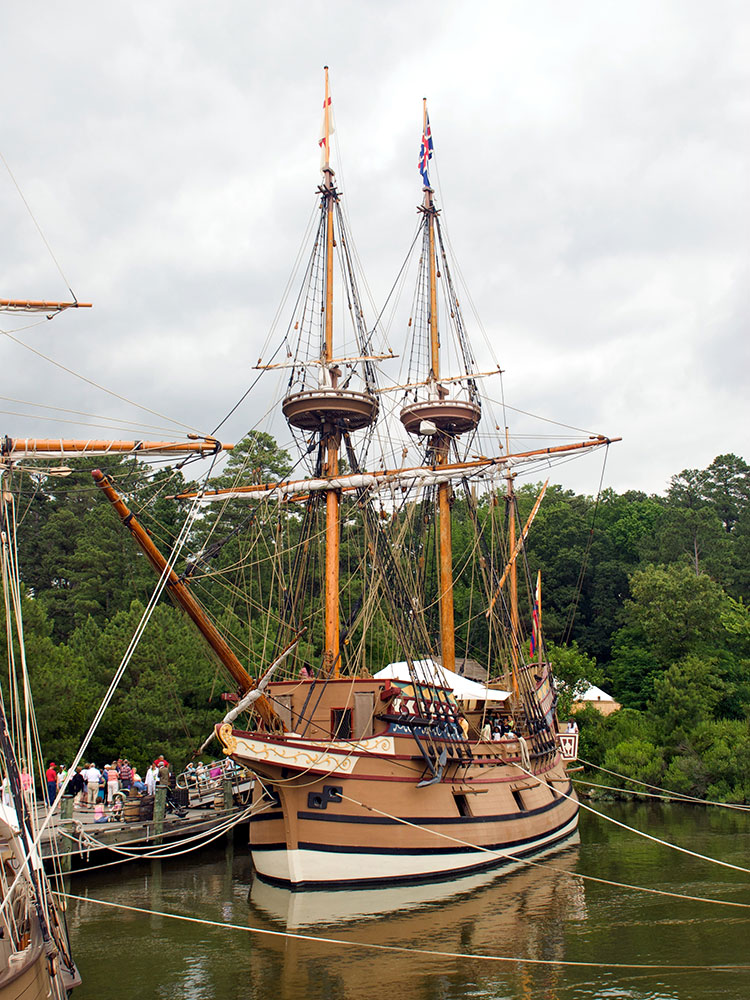 steven-udvay-space-center-moon-pod