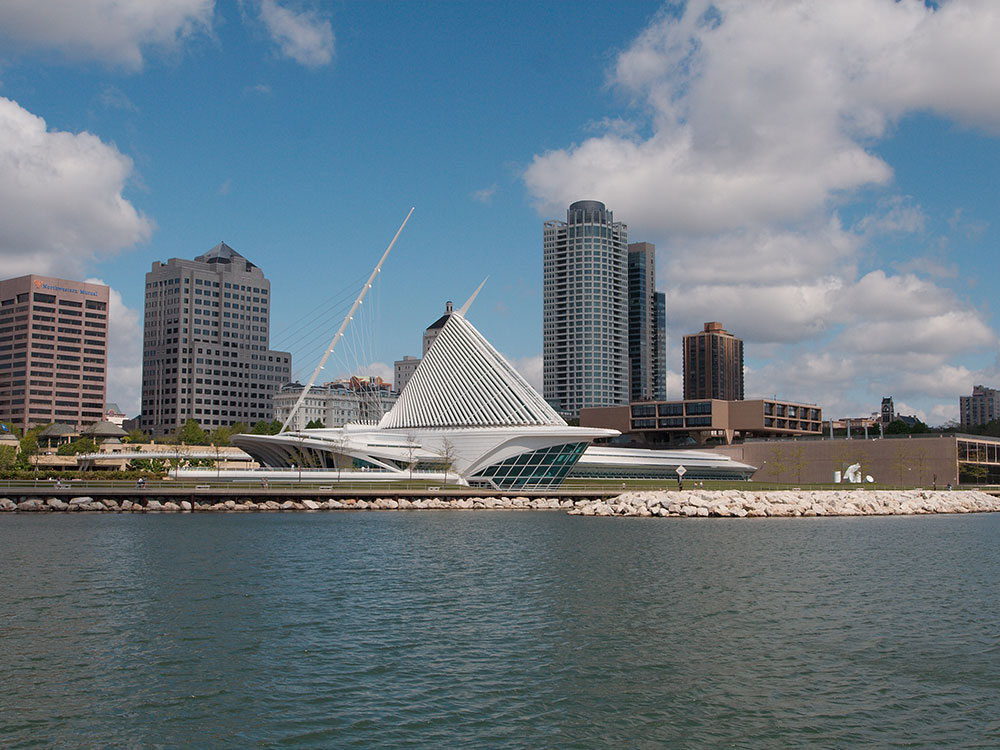 Milwaukee Art Museum skyline view, Milwaukee, Wisconsin